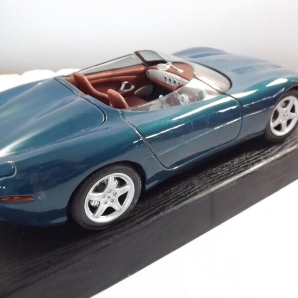 Jaguar XK180 1:18 Special Edition Maisto Collectible Car - Picture 7 of 10